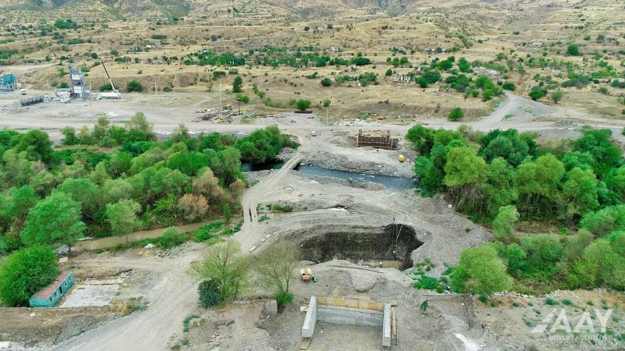 Qubadlı - Eyvazlı avtomobil yolu boyunca genişmiqyaslı tikinti işləri davam etdirilir
