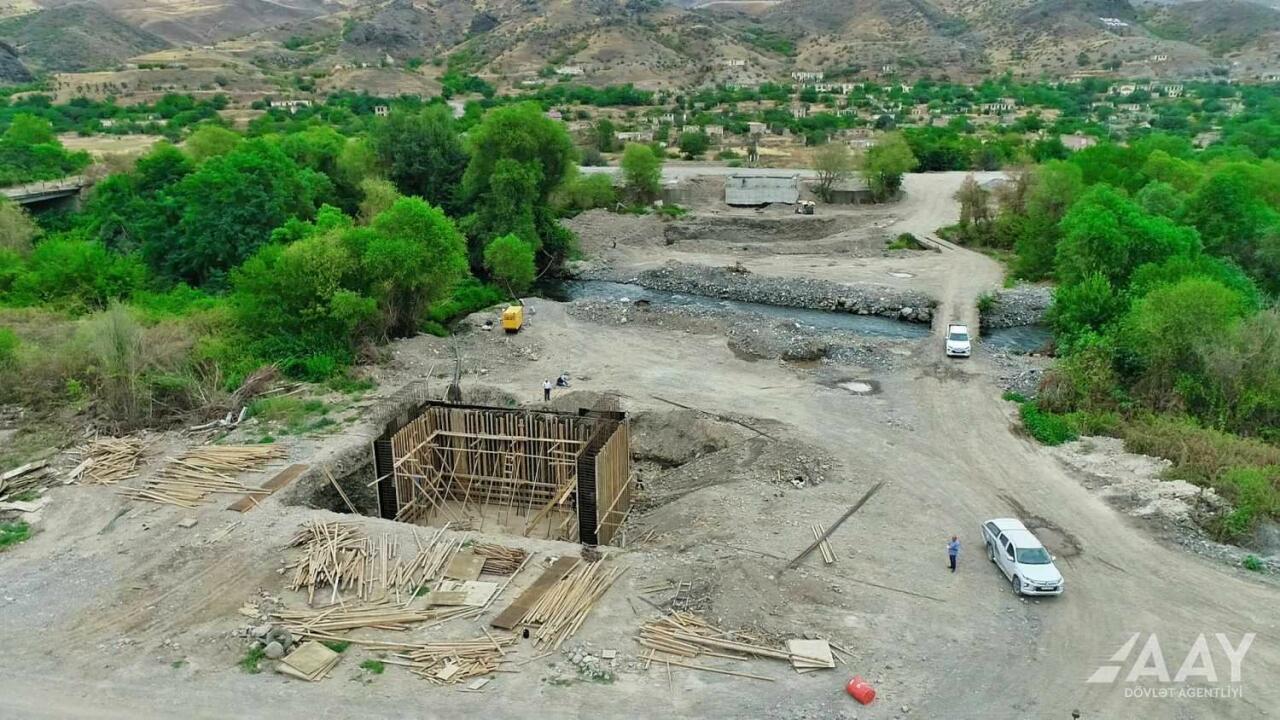 Qubadlı - Eyvazlı avtomobil yolu boyunca genişmiqyaslı tikinti işləri davam etdirilir