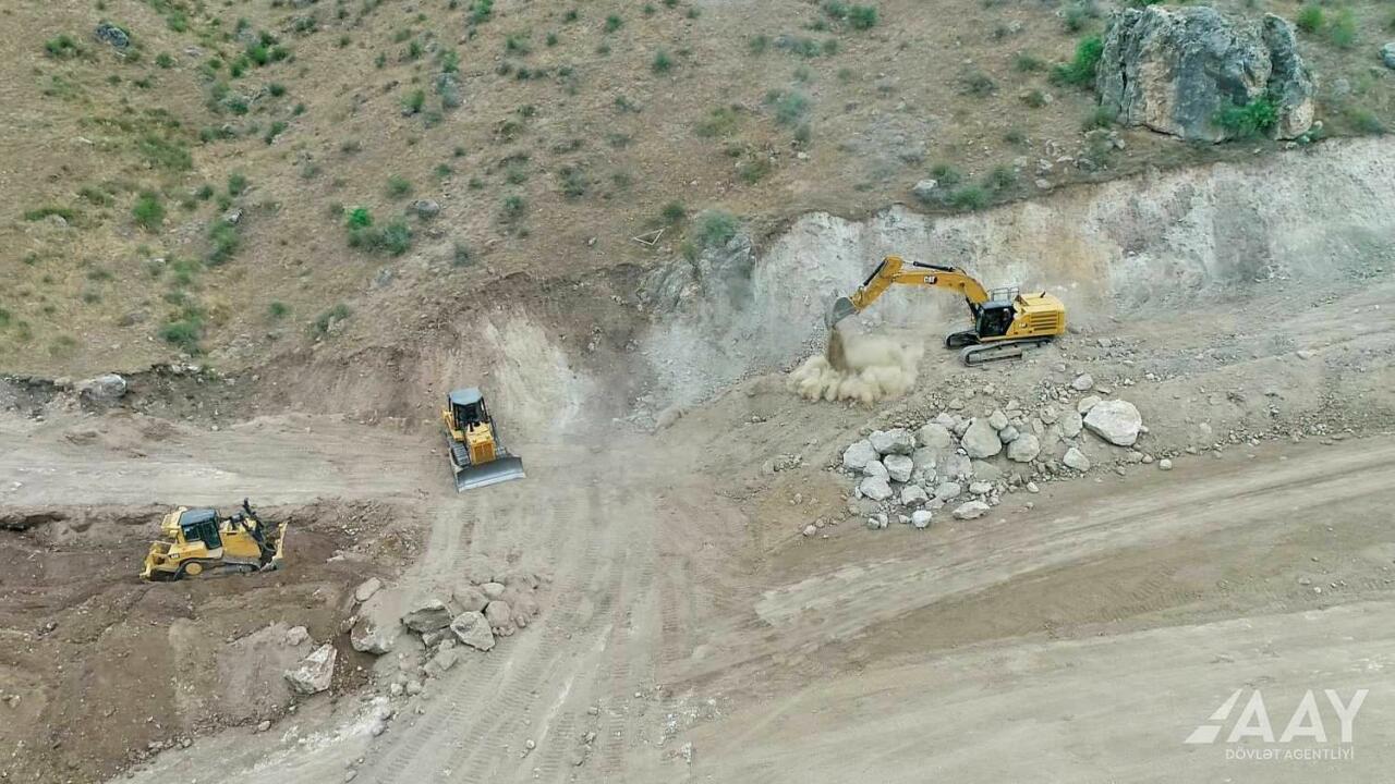 Qubadlı - Eyvazlı avtomobil yolu boyunca genişmiqyaslı tikinti işləri davam etdirilir