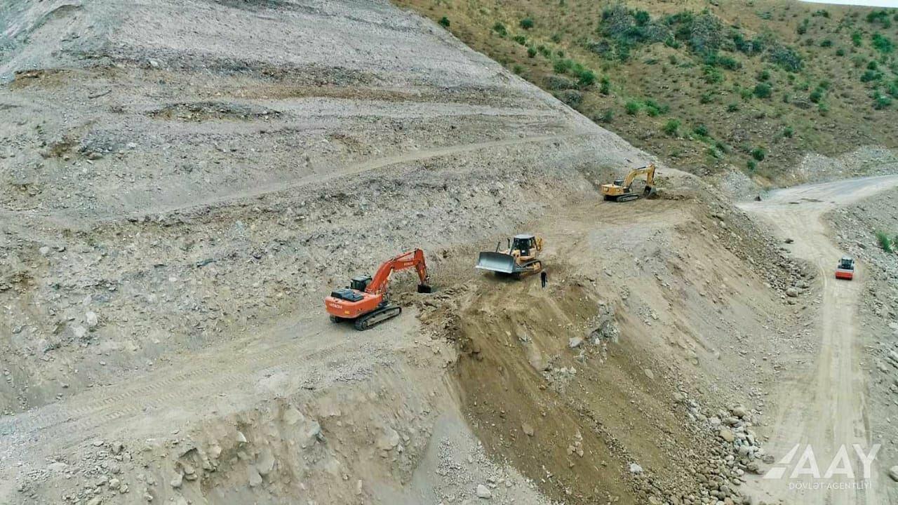 Qubadlı - Eyvazlı avtomobil yolu boyunca genişmiqyaslı tikinti işləri davam etdirilir