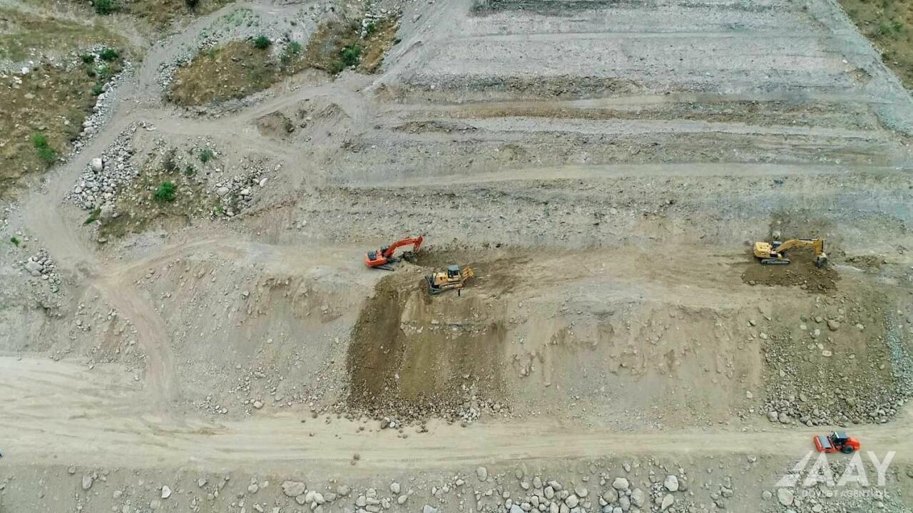 Qubadlı - Eyvazlı avtomobil yolu boyunca genişmiqyaslı tikinti işləri davam etdirilir