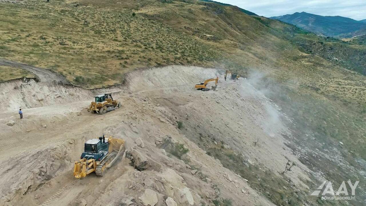 Qubadlı - Eyvazlı avtomobil yolu boyunca genişmiqyaslı tikinti işləri davam etdirilir