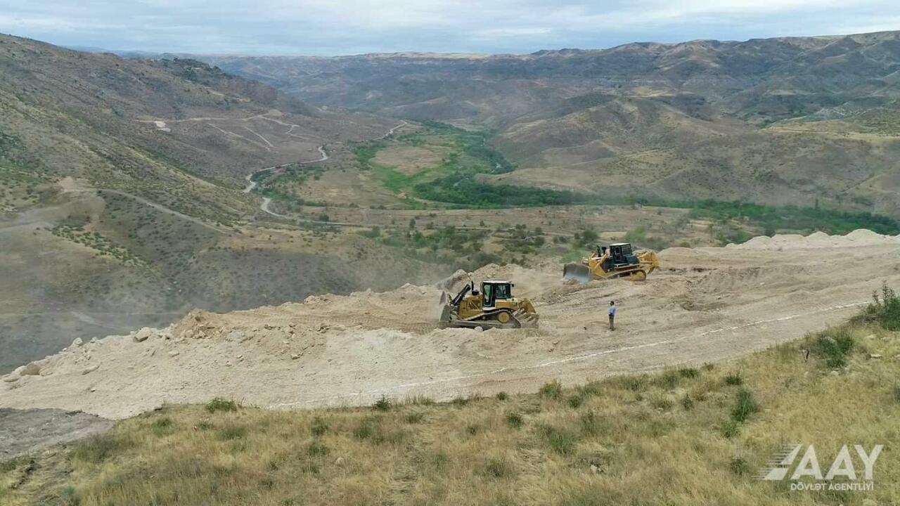 Qubadlı - Eyvazlı avtomobil yolu boyunca genişmiqyaslı tikinti işləri davam etdirilir