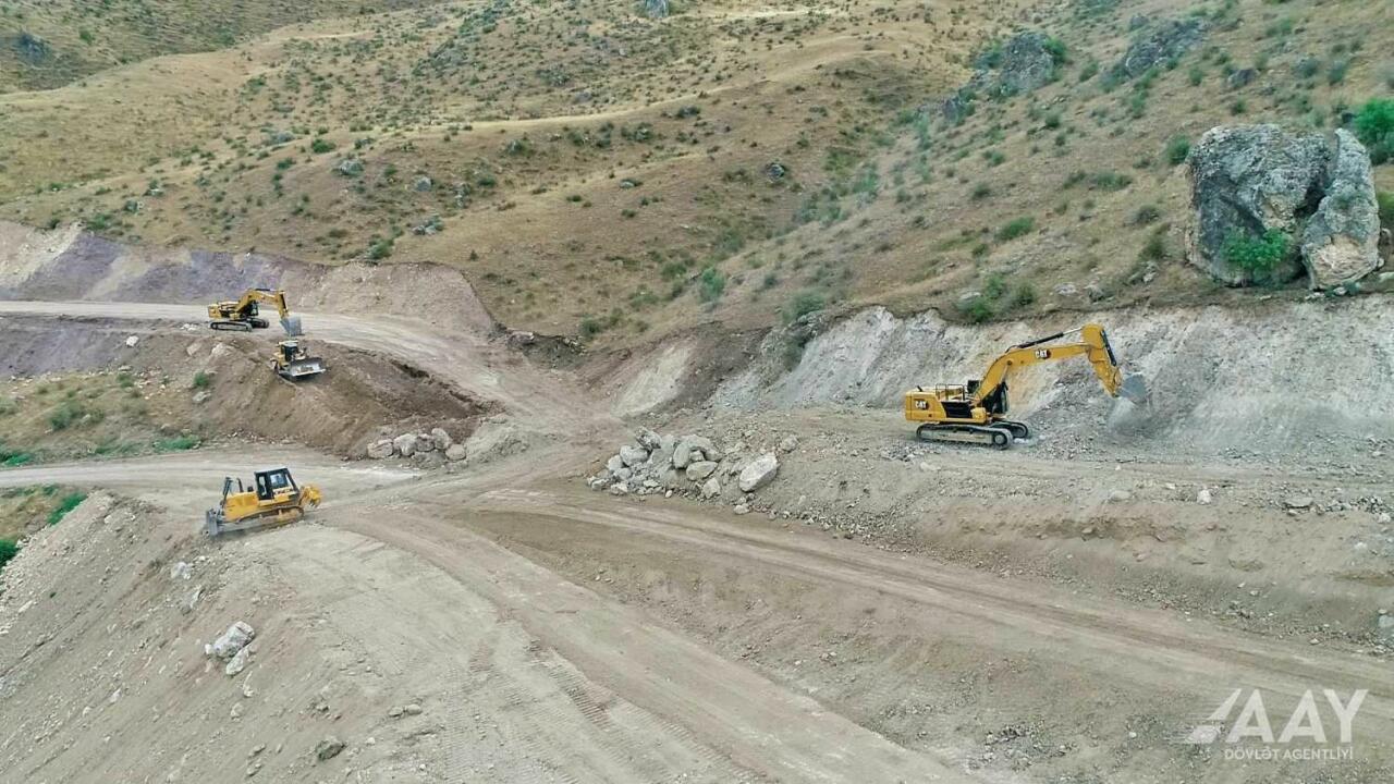 Qubadlı - Eyvazlı avtomobil yolu boyunca genişmiqyaslı tikinti işləri davam etdirilir