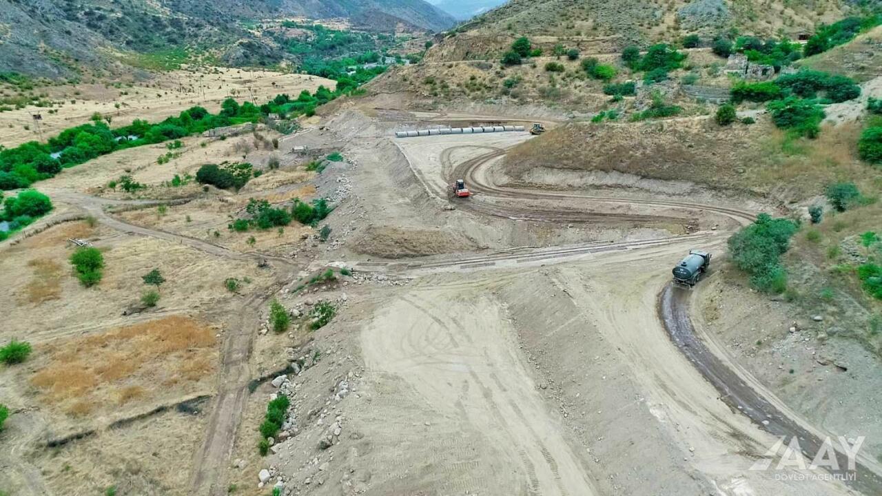 Qubadlı - Eyvazlı avtomobil yolu boyunca genişmiqyaslı tikinti işləri davam etdirilir