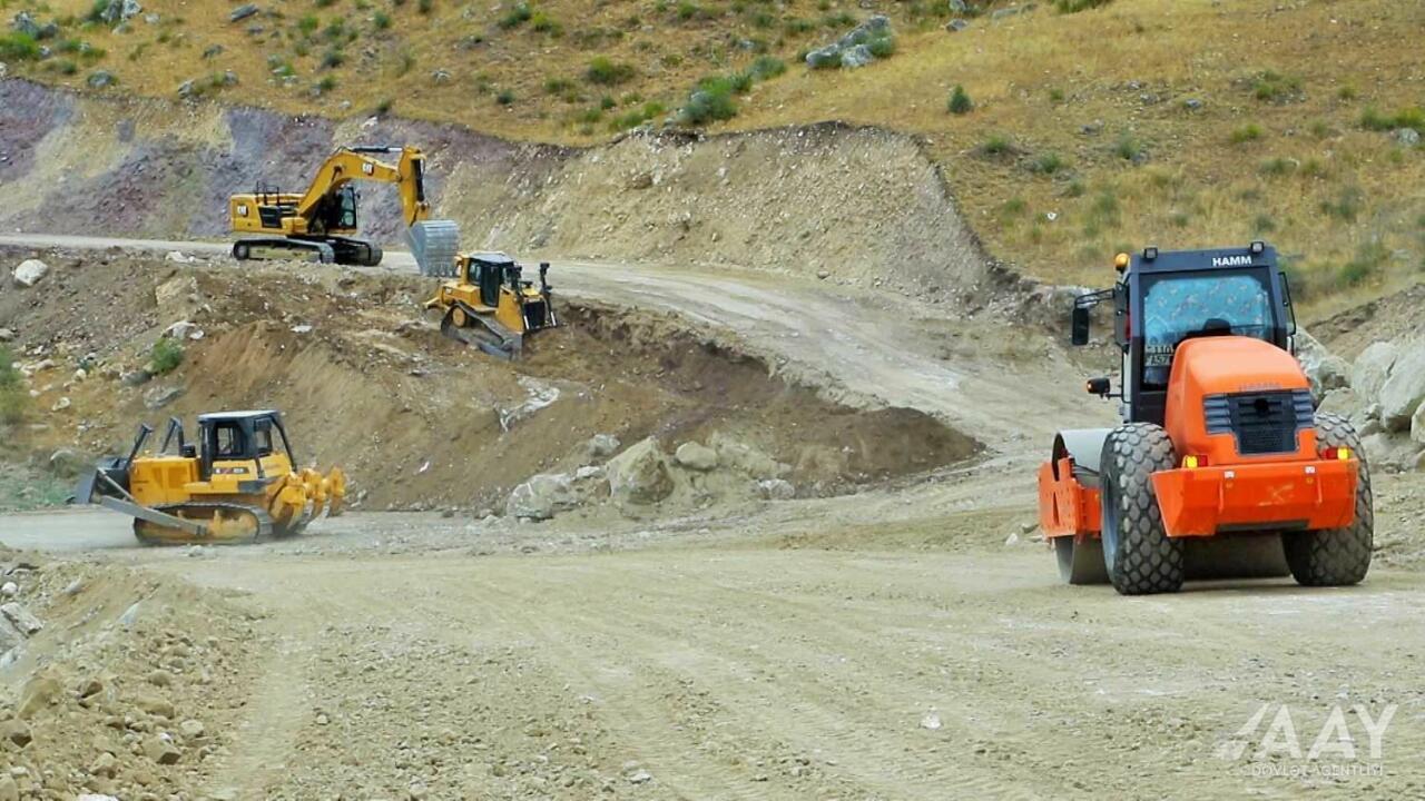 Qubadlı - Eyvazlı avtomobil yolu boyunca genişmiqyaslı tikinti işləri davam etdirilir