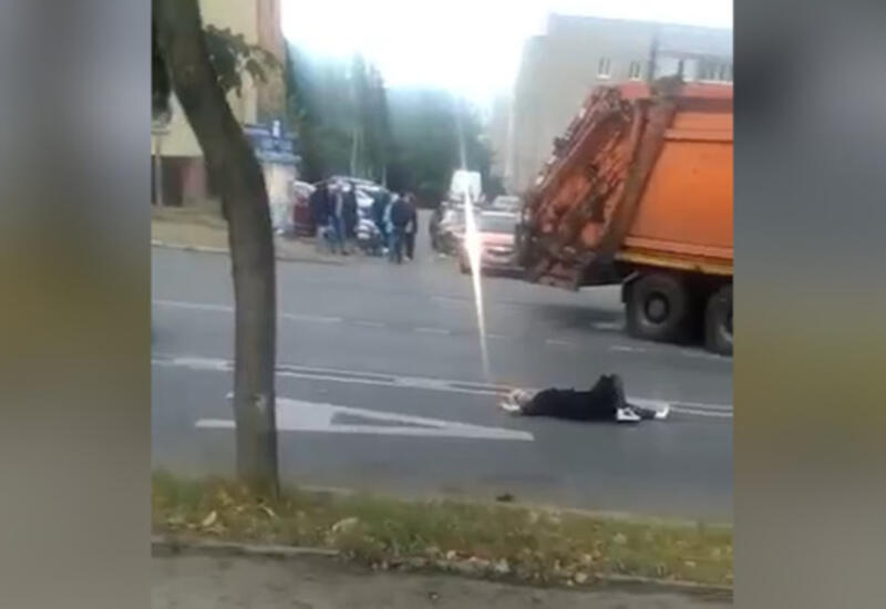 "Я ребенка задавил насмерть!": мусоровоз сбил детей перед линейкой