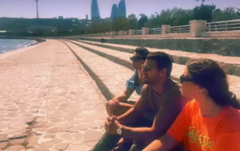 Как сын Жан-Клода Ван Дамма проводит время в Баку