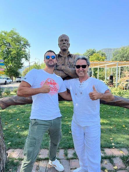Van Dammın oğlu və gəlini Vəndam kəndində