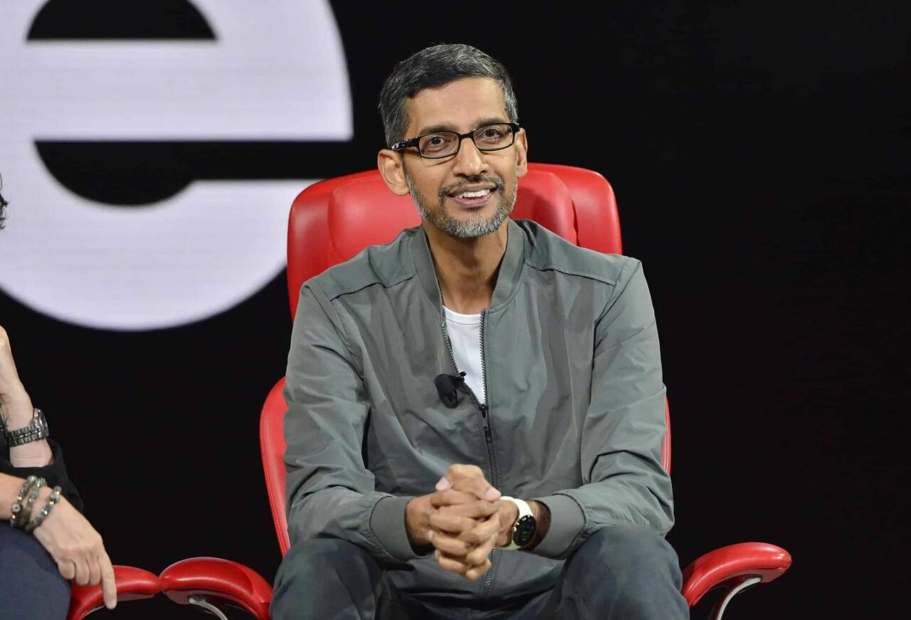Глава Google показался перед камерами с неанонсированным гаджетом