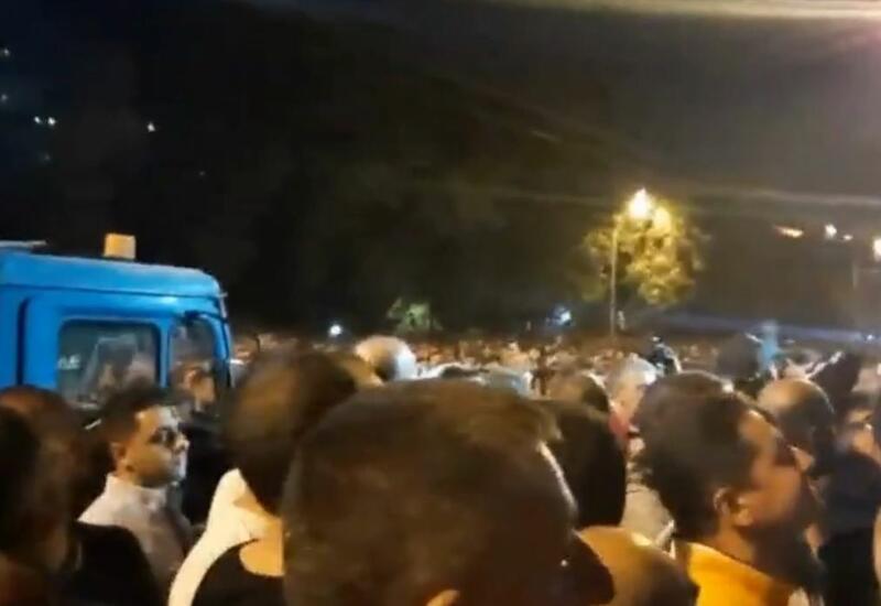 В толпе протестующих против Пашиняна в Ереване началась драка