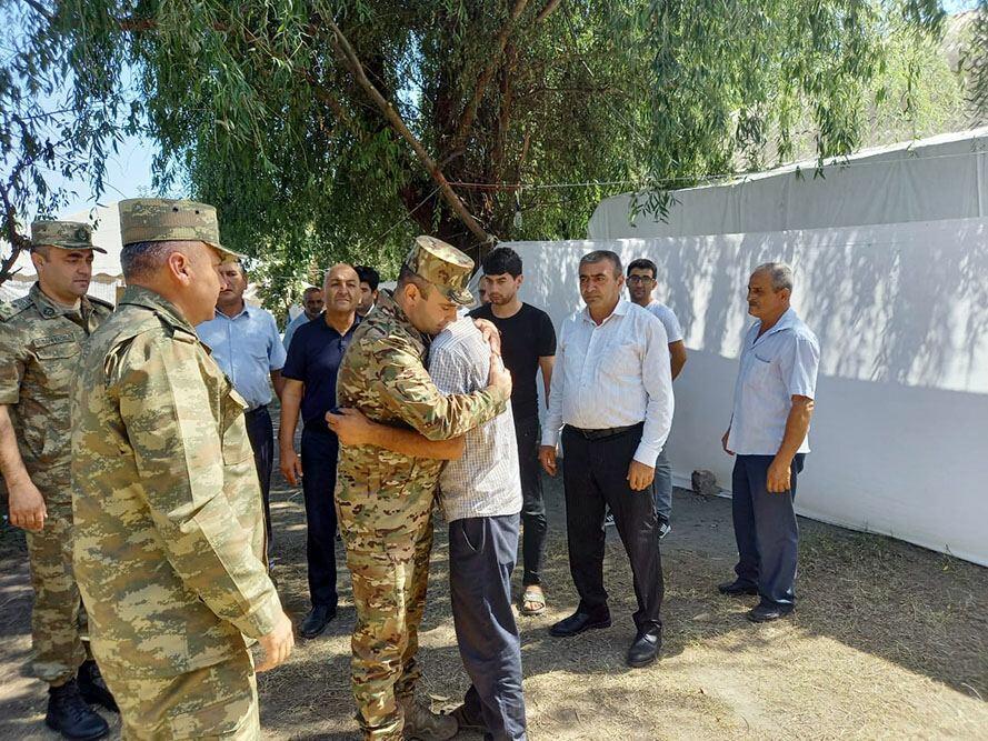 Руководящий состав Минобороны принял участие в похоронах шехидов и поминках в память о них
