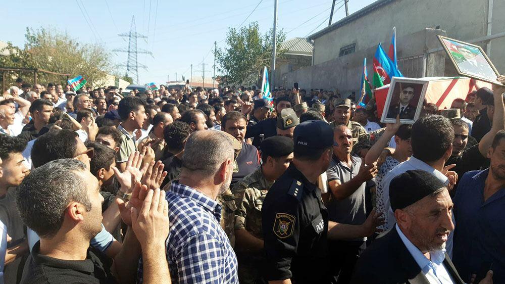 Руководящий состав Минобороны принял участие в похоронах шехидов и поминках в память о них