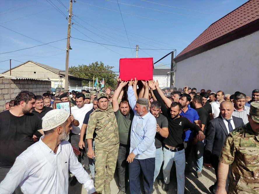Руководящий состав Минобороны принял участие в похоронах шехидов и поминках в память о них
