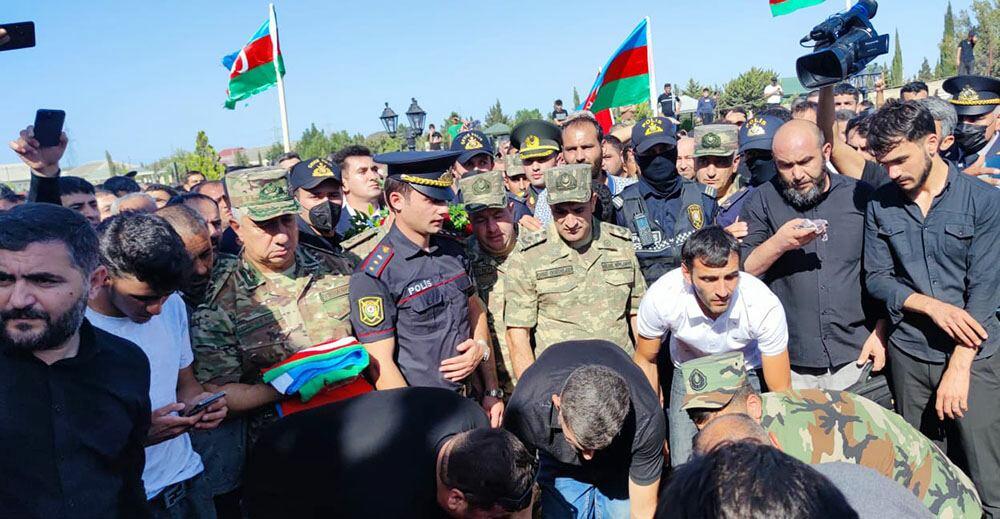 Руководящий состав Минобороны принял участие в похоронах шехидов и поминках в память о них
