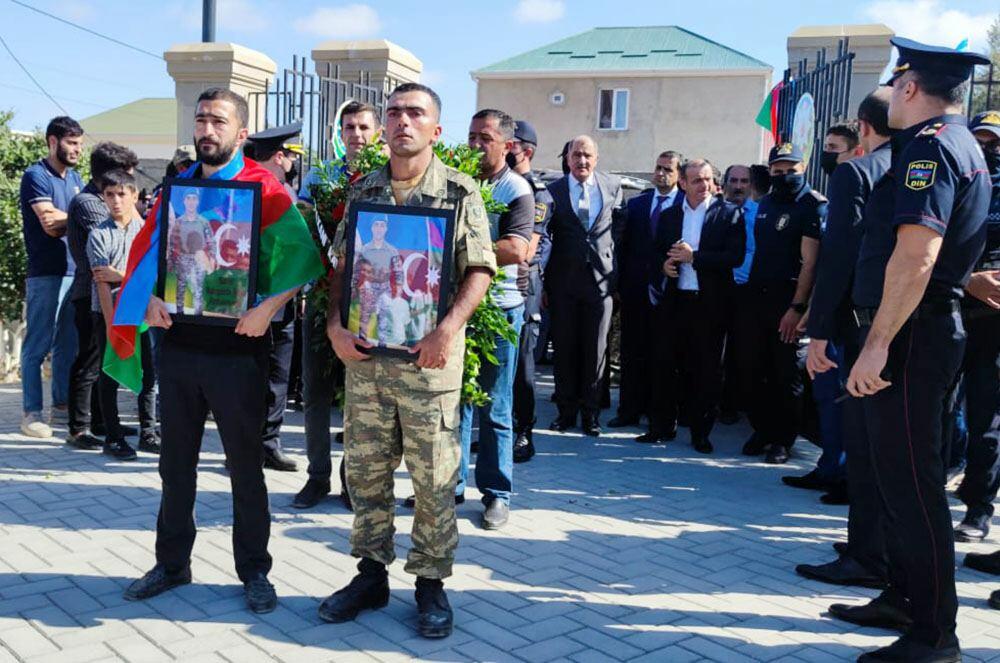 Руководящий состав Минобороны принял участие в похоронах шехидов и поминках в память о них