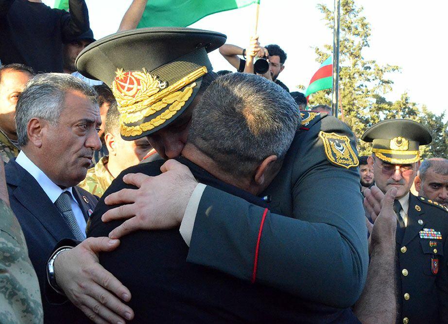 Руководящий состав Минобороны принял участие в похоронах шехидов и поминках в память о них