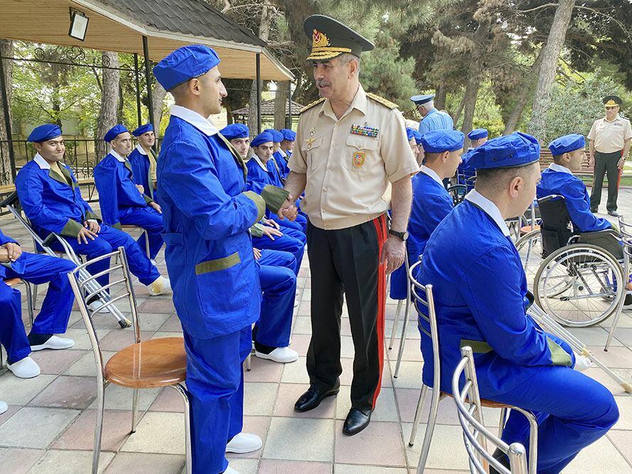 Закир Гасанов встретился с ранеными, проходящими лечение в военном госпитале