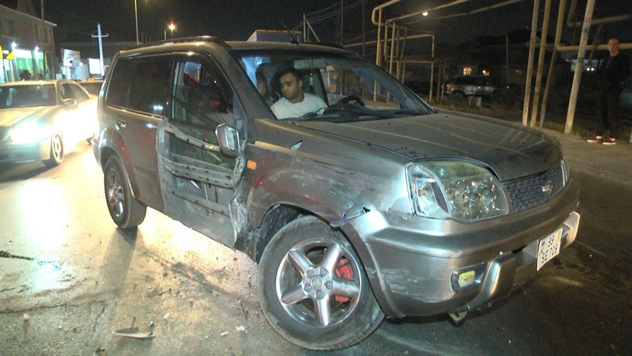 В Баку столкнулись два автомобиля, есть пострадавший