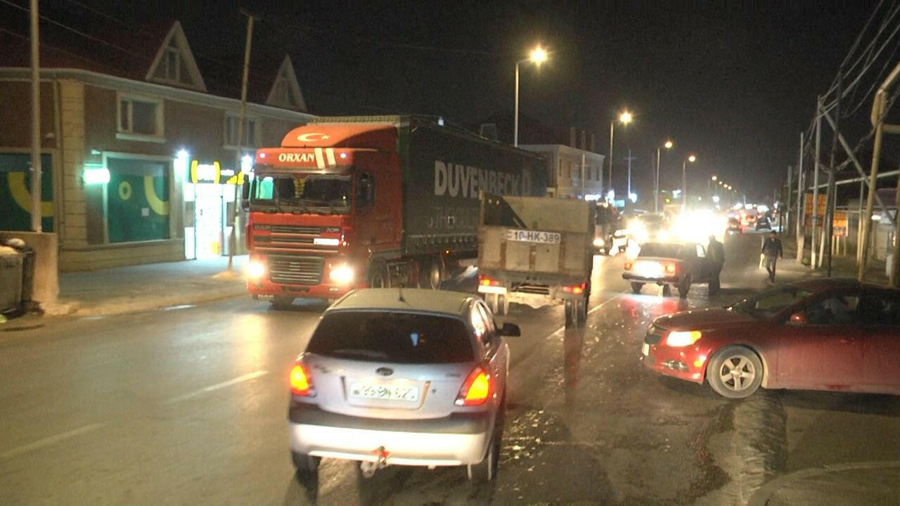 В Баку столкнулись два автомобиля, есть пострадавший