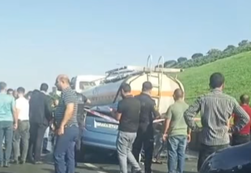 В Баку легковой автомобиль столкнулся с водовозом, есть погибшие