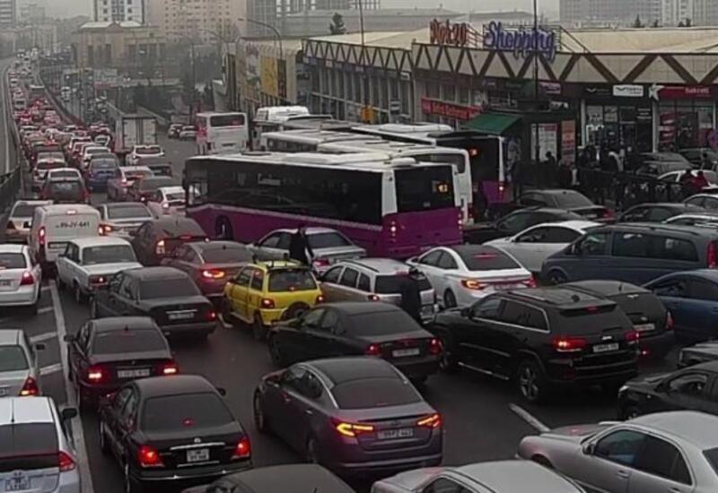 На дорогах Баку наблюдаются заторы
