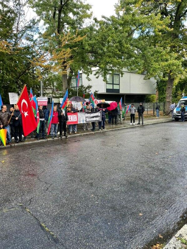 Aзербайджанская община провела пикет перед посольством Армении в Берлине
