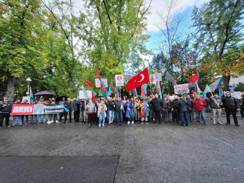 Aзербайджанская община провела пикет перед посольством Армении в Берлине