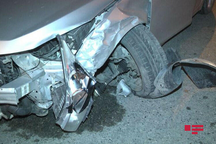 В Баку столкнулись два автомобиля, есть пострадавший