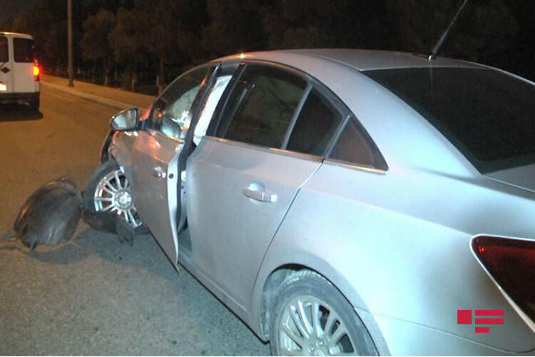 В Баку столкнулись два автомобиля, есть пострадавший