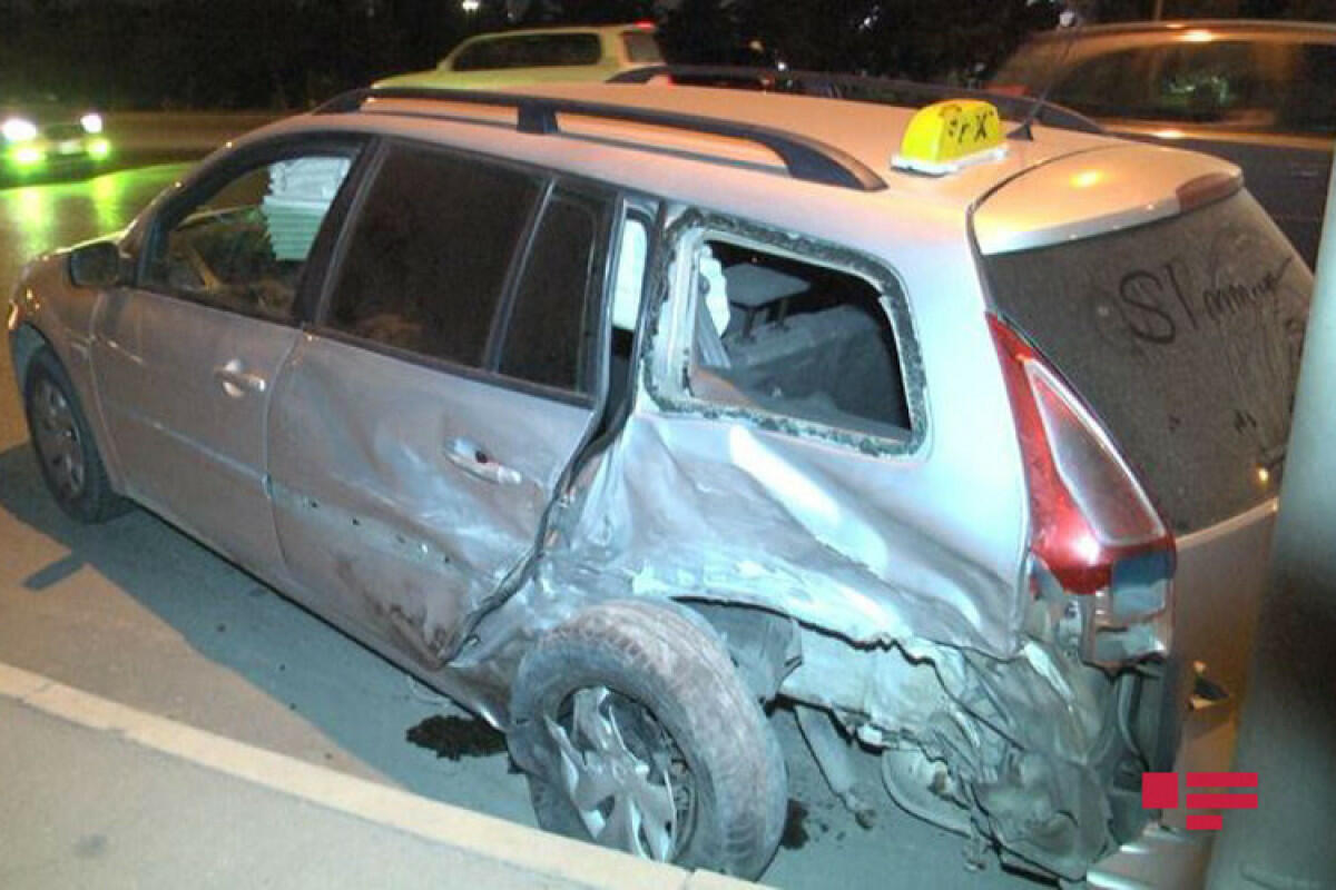 В Баку столкнулись два автомобиля, есть пострадавший