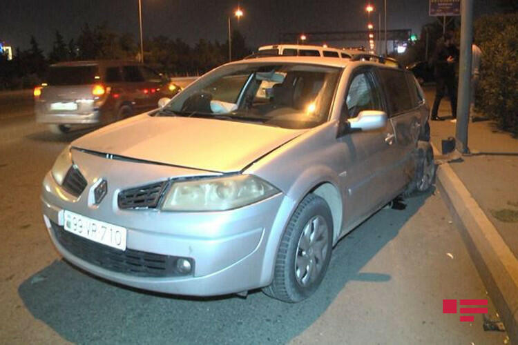 В Баку столкнулись два автомобиля, есть пострадавший