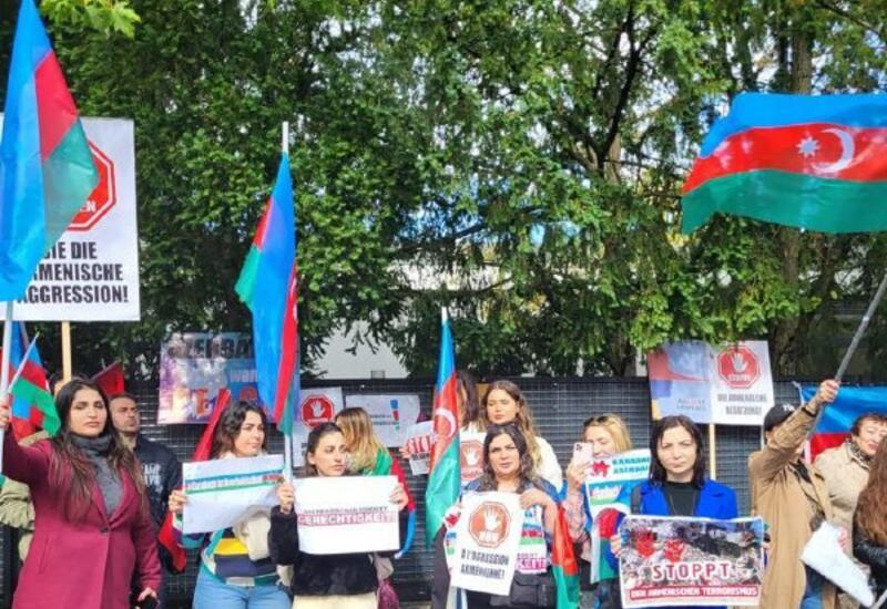 Aзербайджанская община провела пикет перед посольством Армении в Берлине