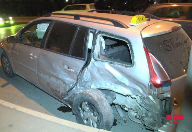 В Баку столкнулись два автомобиля, есть пострадавший