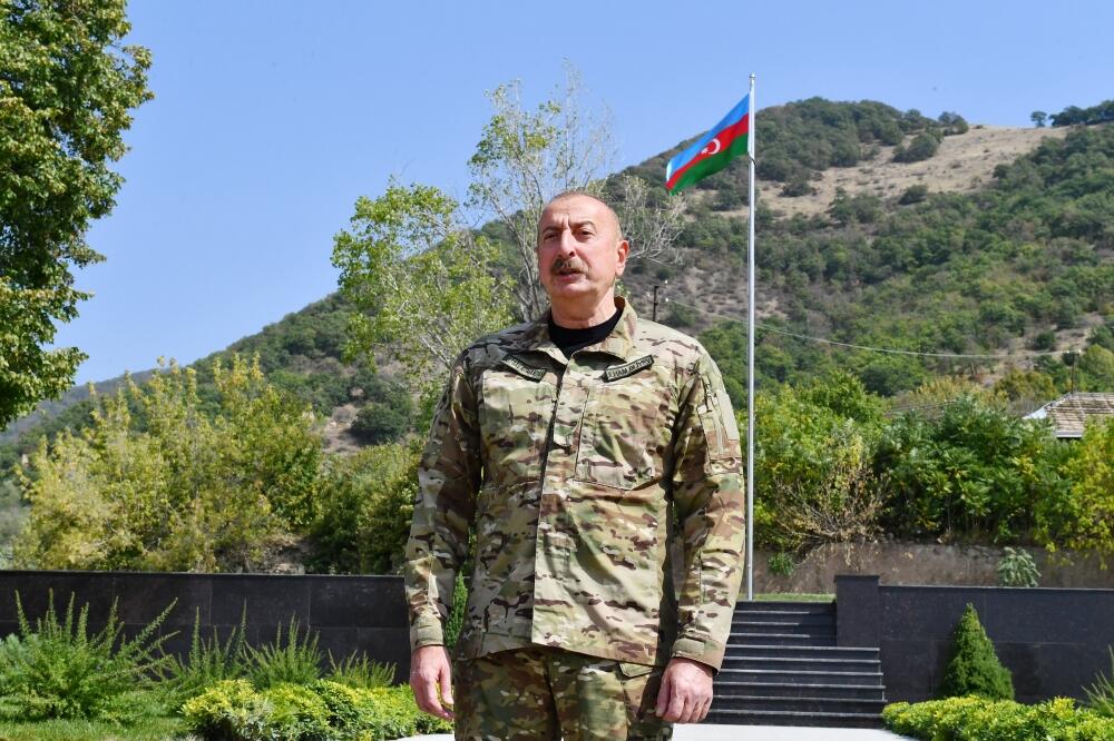Президент Ильхам Алиев поднял флаг Азербайджана в городе Лачин