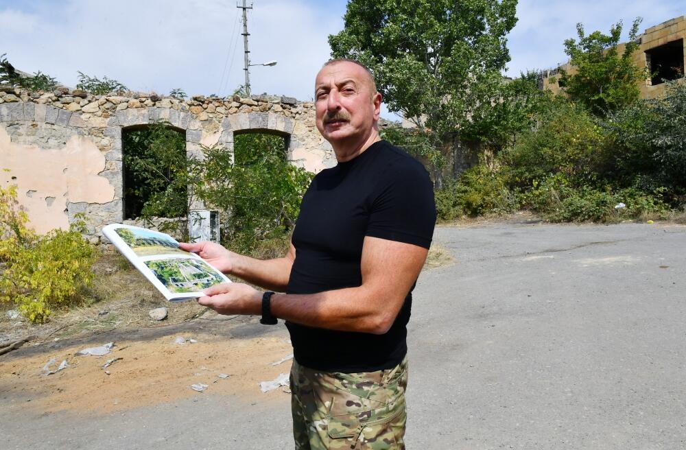Президент Ильхам Алиев поднял флаг Азербайджана в городе Лачин