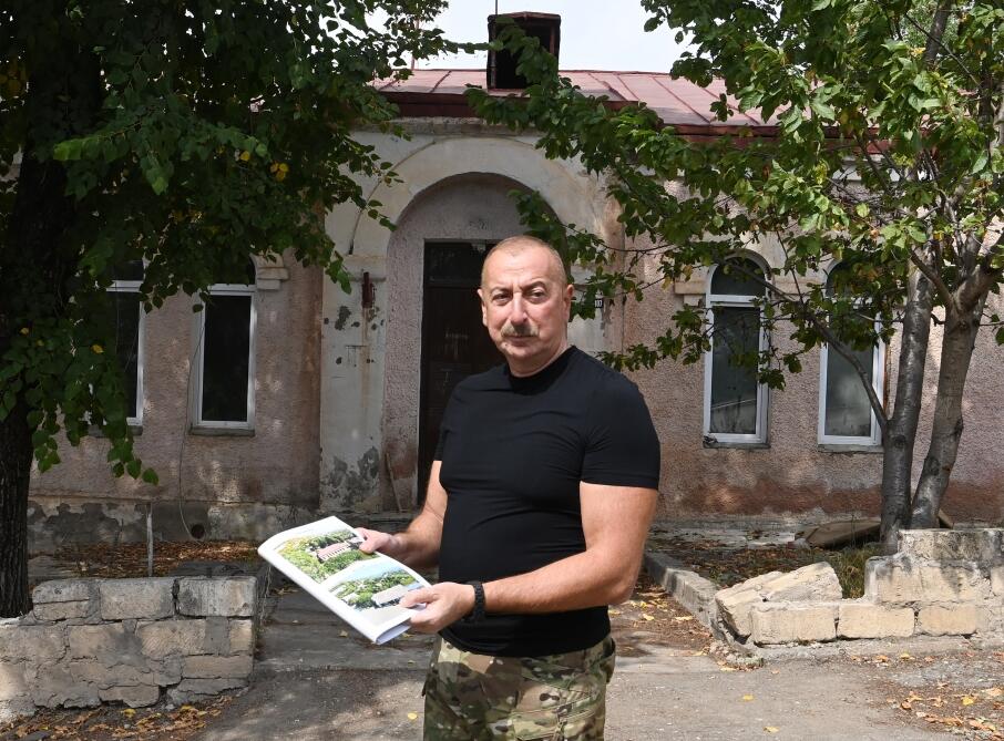 Президент Ильхам Алиев поднял флаг Азербайджана в городе Лачин