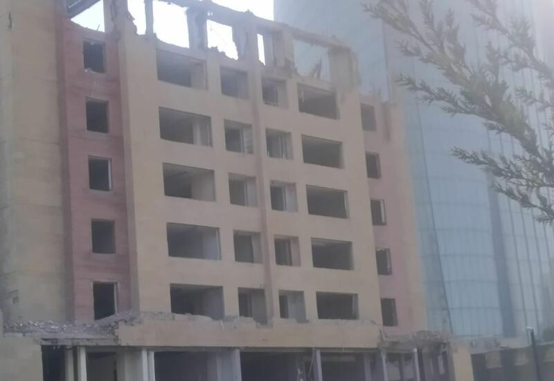 Bakının mərkəzində çoxmərtəbəli bina sökülür