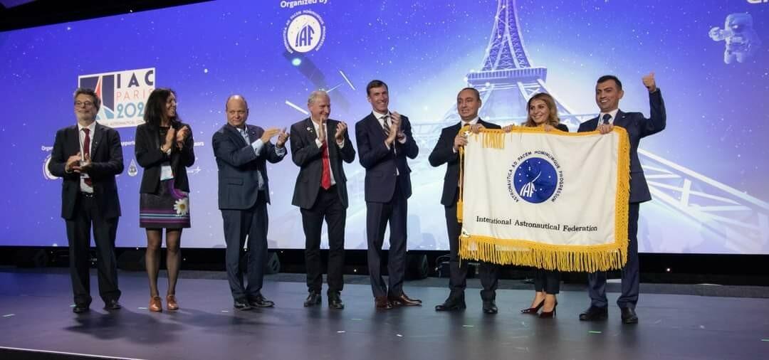 Beynəlxalq Astronavtika Federasiyasının bayrağı Azərbaycana təqdim olunub