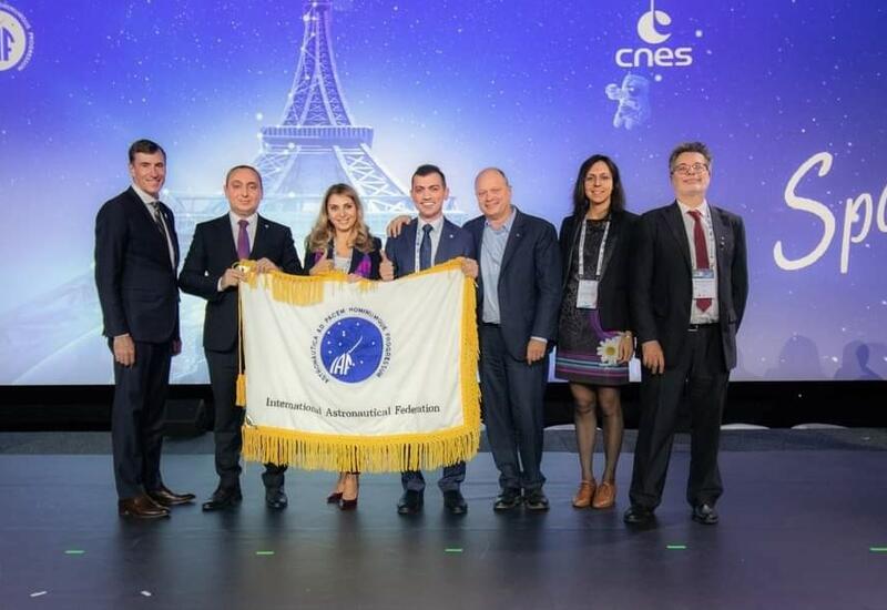 Beynəlxalq Astronavtika Federasiyasının bayrağı Azərbaycana təqdim olunub