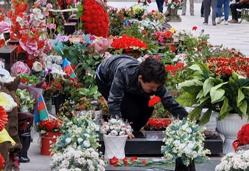 Hər gün Şəhidlər xiyabanında məzarları təmizləyən şəxs kimdir?
