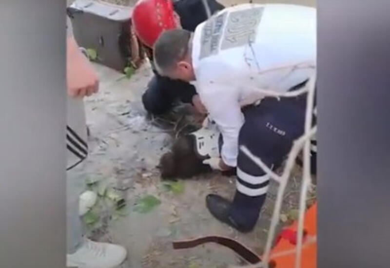 В Баку подросток упал с третьего этажа
