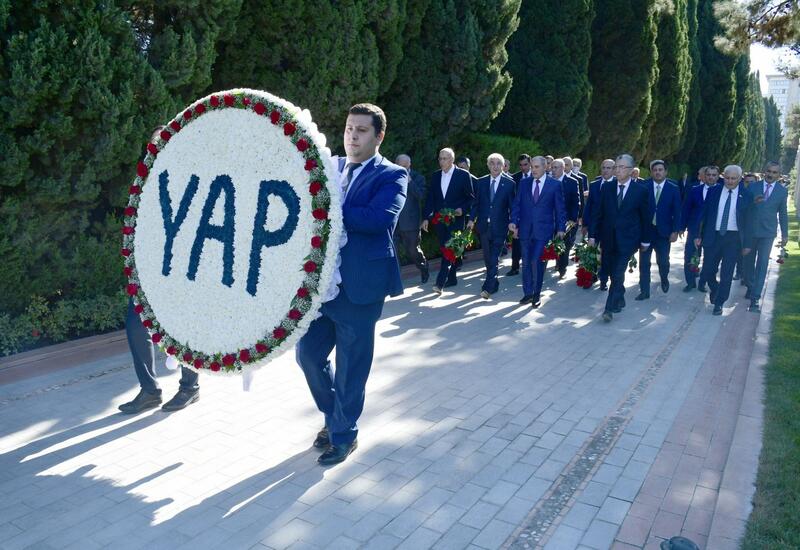 YAP nümayəndələri ulu öndər Heydər Əliyevin məzarını və Şəhidlər xiyabanlarını ziyarət ediblər