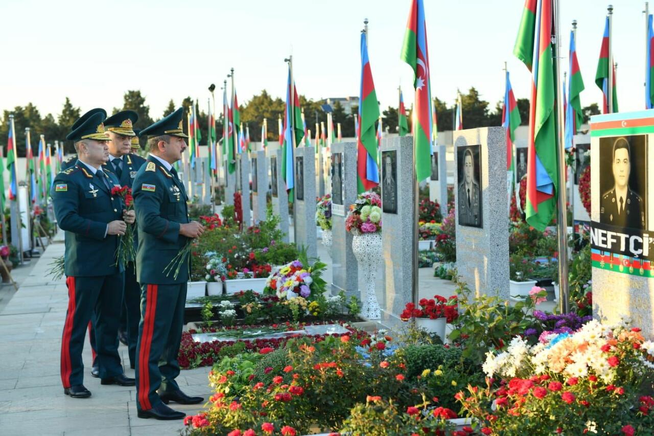 DSX rəhbərliyi Şəhidlər xiyabanını ziyarət edib