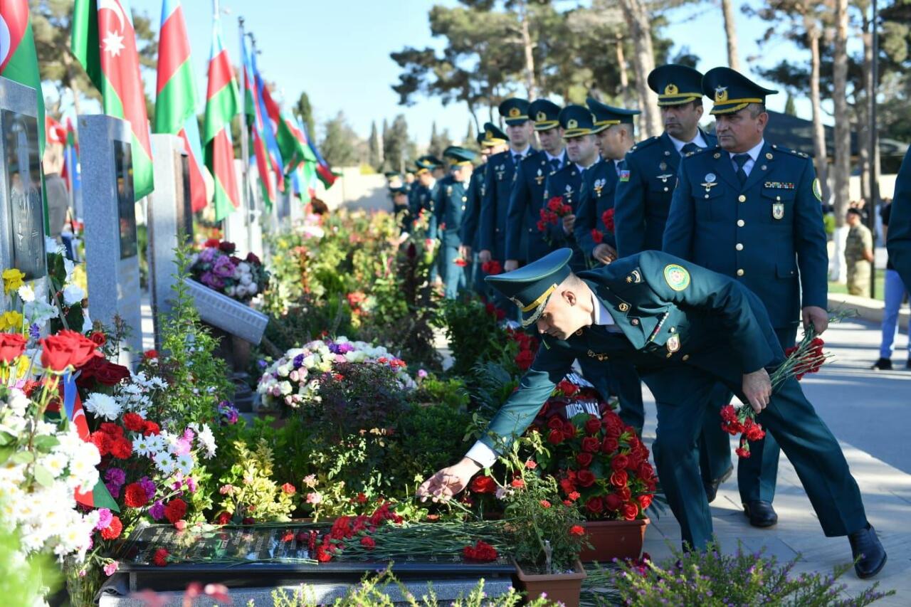 DSX rəhbərliyi Şəhidlər xiyabanını ziyarət edib