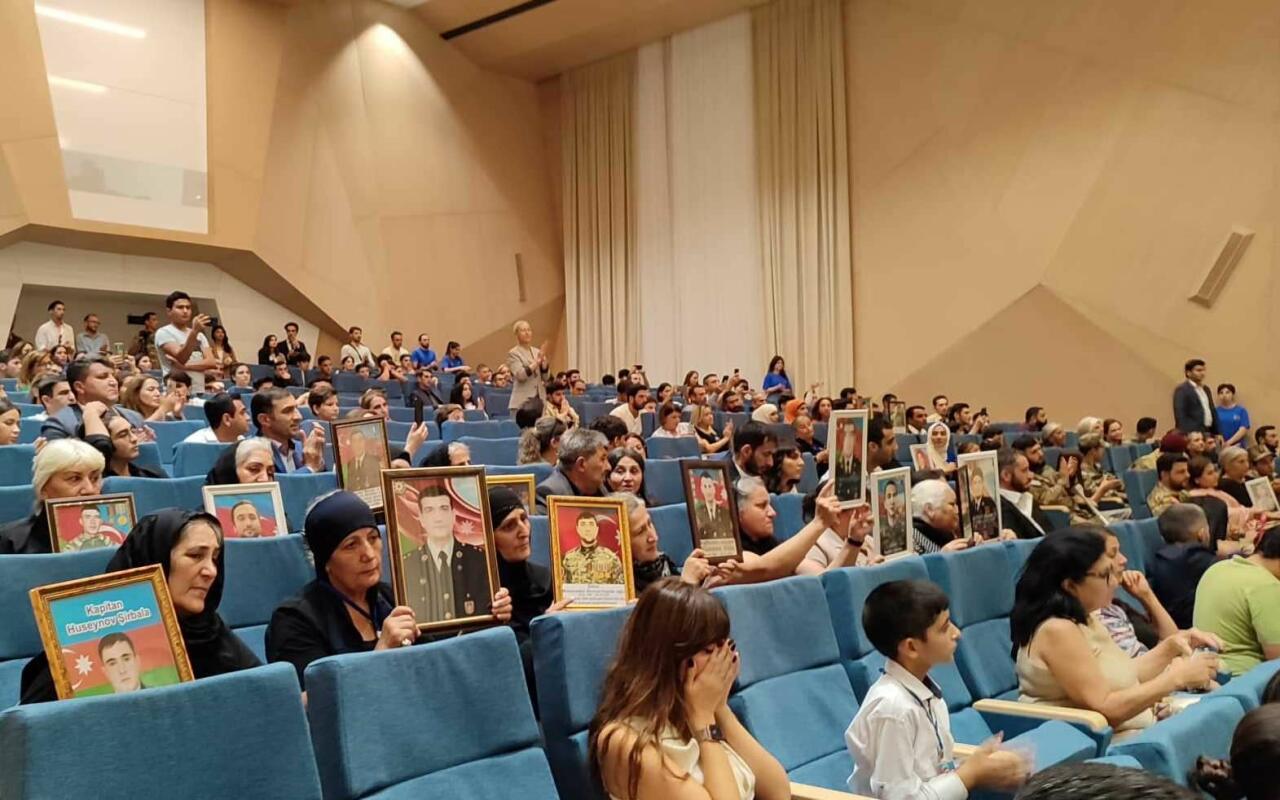 В Баку представлен спектакль "Добрая весть" о героях Карабахской войны