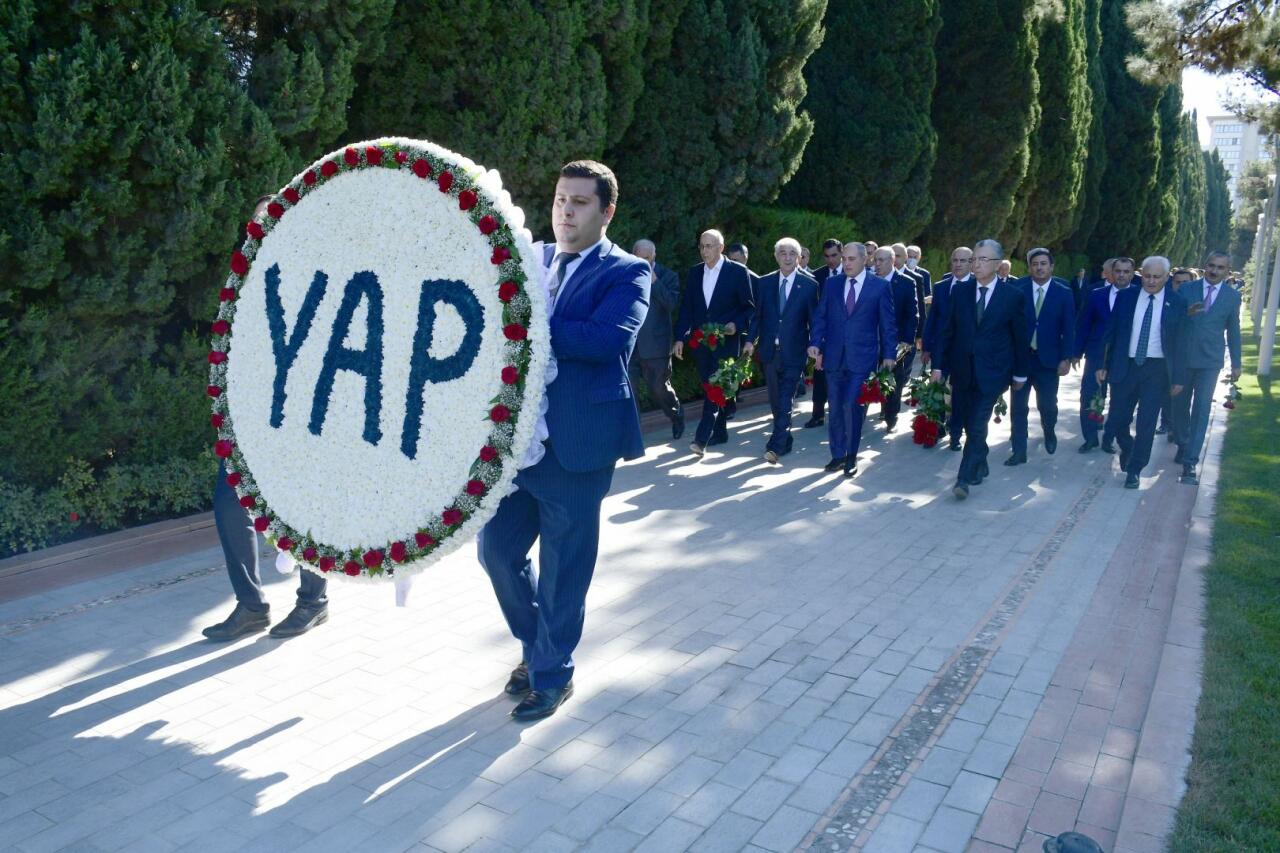YAP nümayəndələri ulu öndər Heydər Əliyevin məzarını və Şəhidlər xiyabanlarını ziyarət ediblər