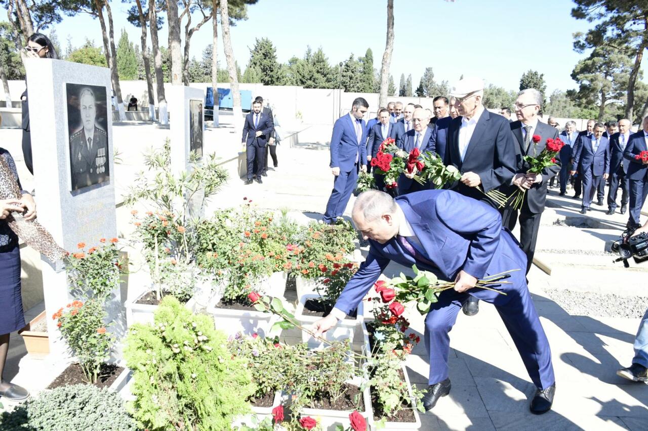 YAP nümayəndələri ulu öndər Heydər Əliyevin məzarını və Şəhidlər xiyabanlarını ziyarət ediblər