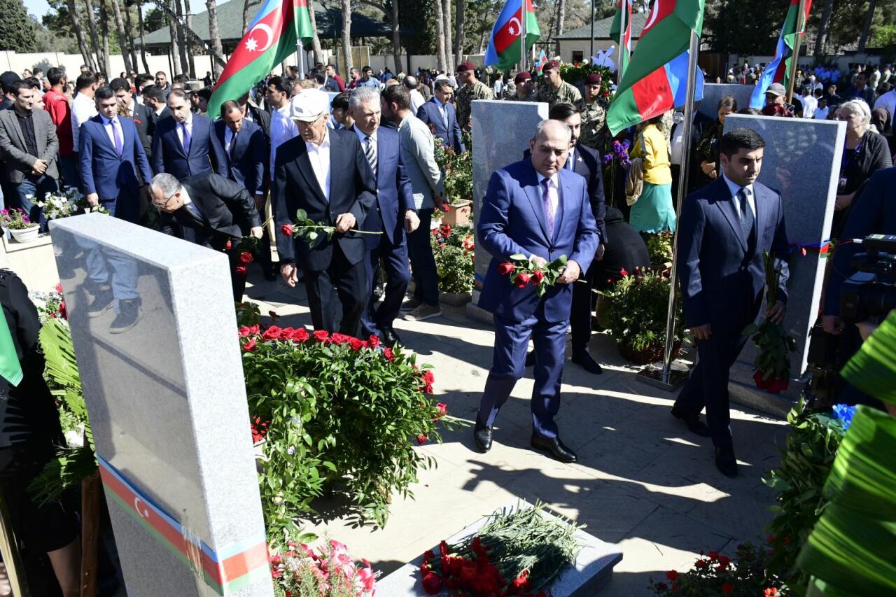 YAP nümayəndələri ulu öndər Heydər Əliyevin məzarını və Şəhidlər xiyabanlarını ziyarət ediblər