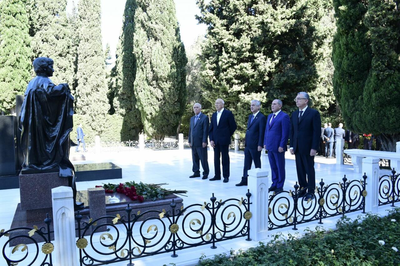 YAP nümayəndələri ulu öndər Heydər Əliyevin məzarını və Şəhidlər xiyabanlarını ziyarət ediblər